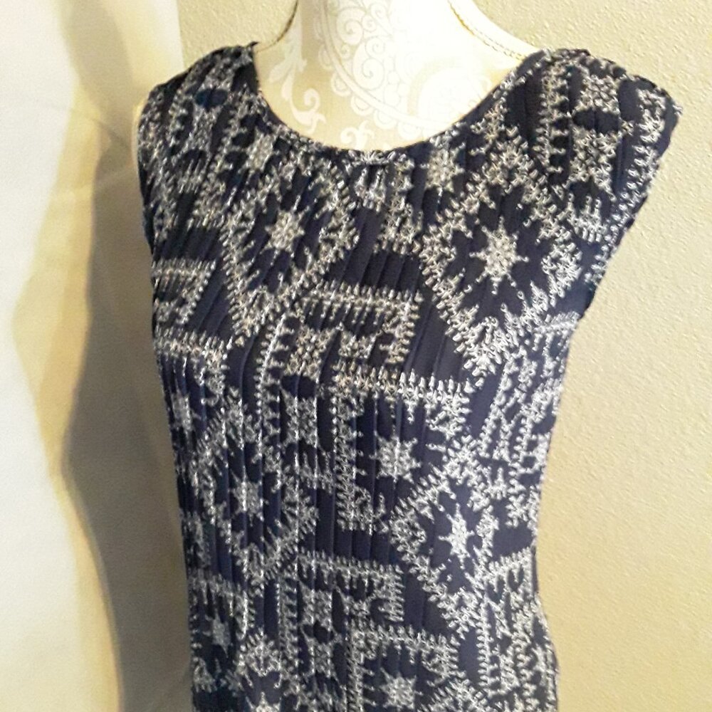 Nanette Nanette Lepore lovely navy and white pleated top size XL